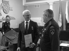 Олег Бойко (справа) вручил награду главе г. о. Тольятти Николаю Ренцу (слева) за участие в спасении леса от пожара