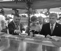 После официальной церемонии открытия ярмарки Сергей Андреев (слева) и глава Набережных Челнов Наиль Магдеев (справа)