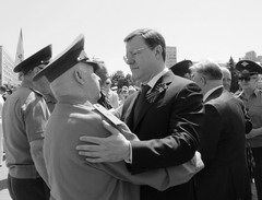 Дмитрий Азаров (справа) в День памяти и скорби уделил особое внимание человеку в форме генерал-майора ВВ МВД СССР (слева)