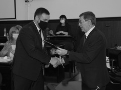 Артем Гончаров (слева) принял от председателя думы Николая Остудина поздравления коллективу по случаю 65-летия завода