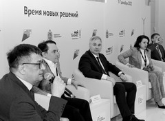 Азат Газизов (слева) с одобрения Дмитрия Богданова (в центре) разъяснил бизнес-сообществу смысл «времени новых решений&