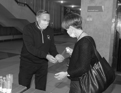 Перед началом публичных слушаний Наталья Немых обеспечила бывшему мэру Тольятти (2000-2008 гг.) Николая Уткину чистоту рук