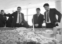 Игорю Левитину (второй справа) прямо в аэропорту показали макет будущего стадиона для принятия ЧМ-2018 по футболу