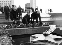 День защитника Отечества руководство Самарской обл. возложило цветы к Вечному огню на площади Славы