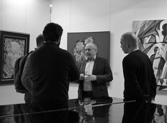 Тольяттинский коллекционер Василий Воронской (в центре) открыл в художественном музее выставку «Контрасты XX века»